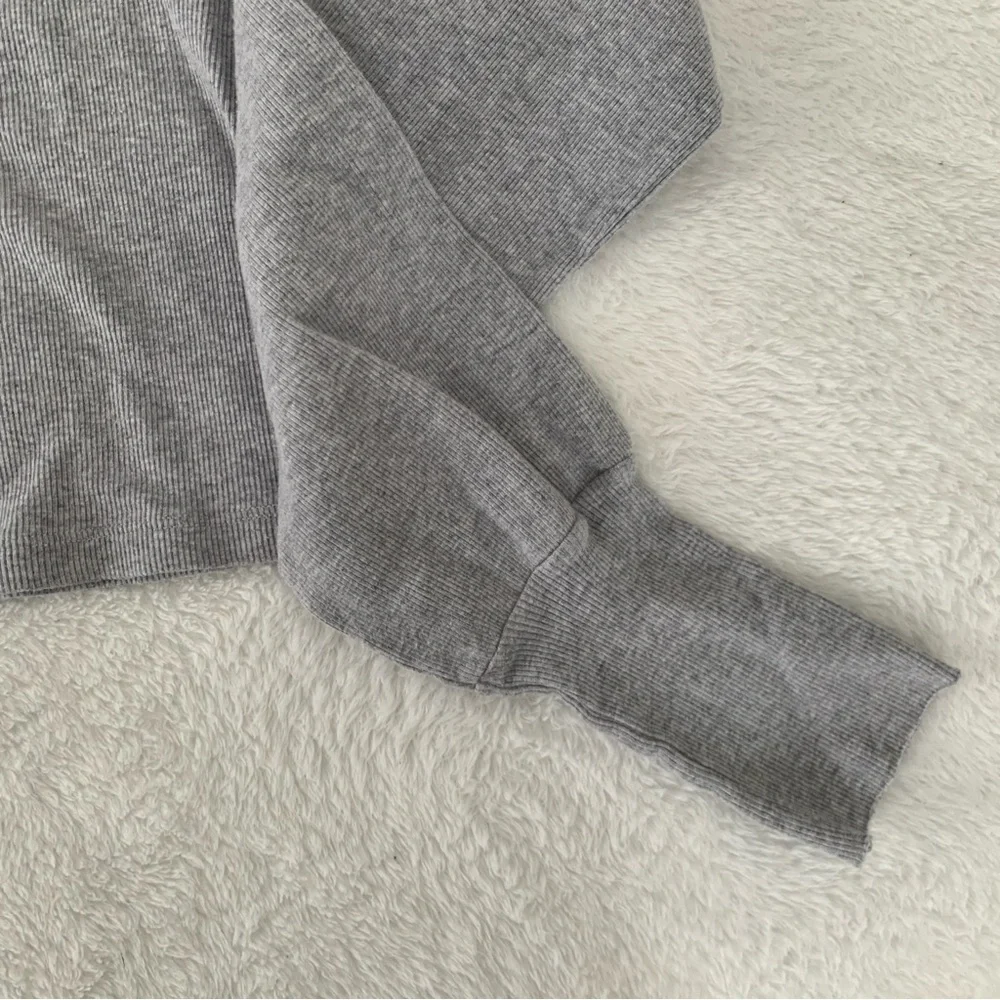 Women’s OS BRANDY MELVILLE Gray Ribbed Boxy Cropped Long Sleeve Turtleneck Top
